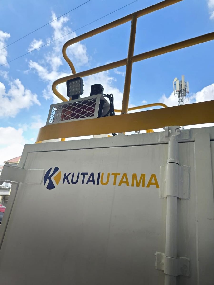 Logo Kutai Utama pada bodi unit dengan lampu kerja dan pagar pengaman
