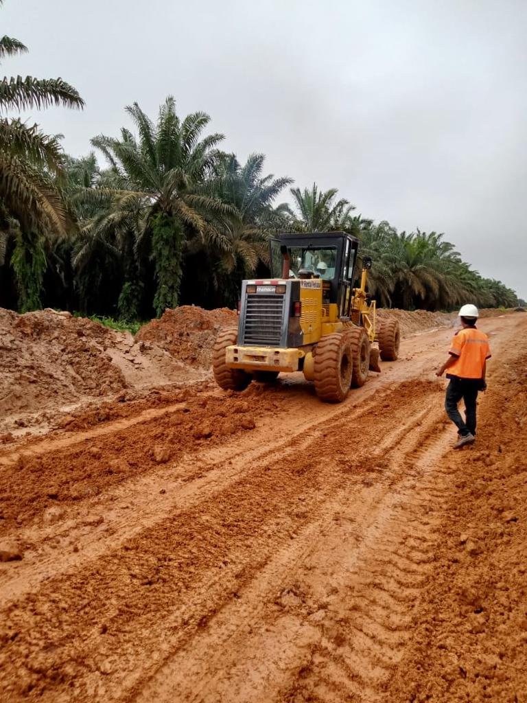 Motor grader meratakan tanah