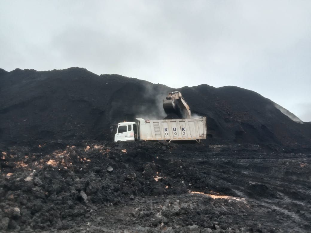 Dump truck KUK dimuat batubara